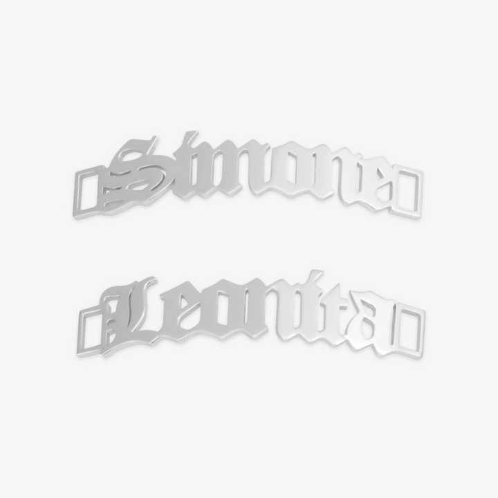 Personalized sneaker nameplates for shoelaces with names "Simone" and "Leonita" in silver, showcasing individual style.