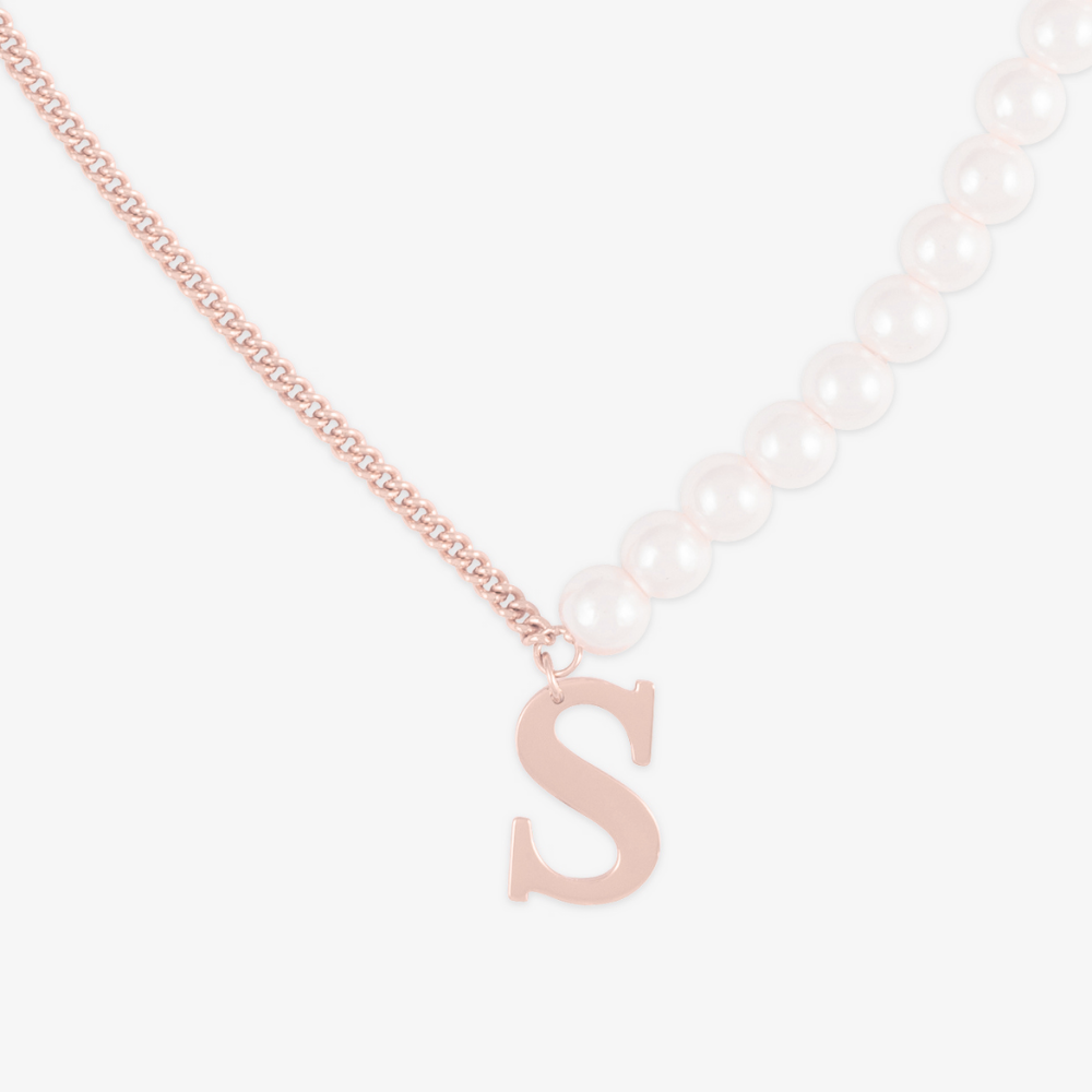 Personalizable pearl curb chain necklace with rose gold letter "S" charm, combining elegance with a personal touch.