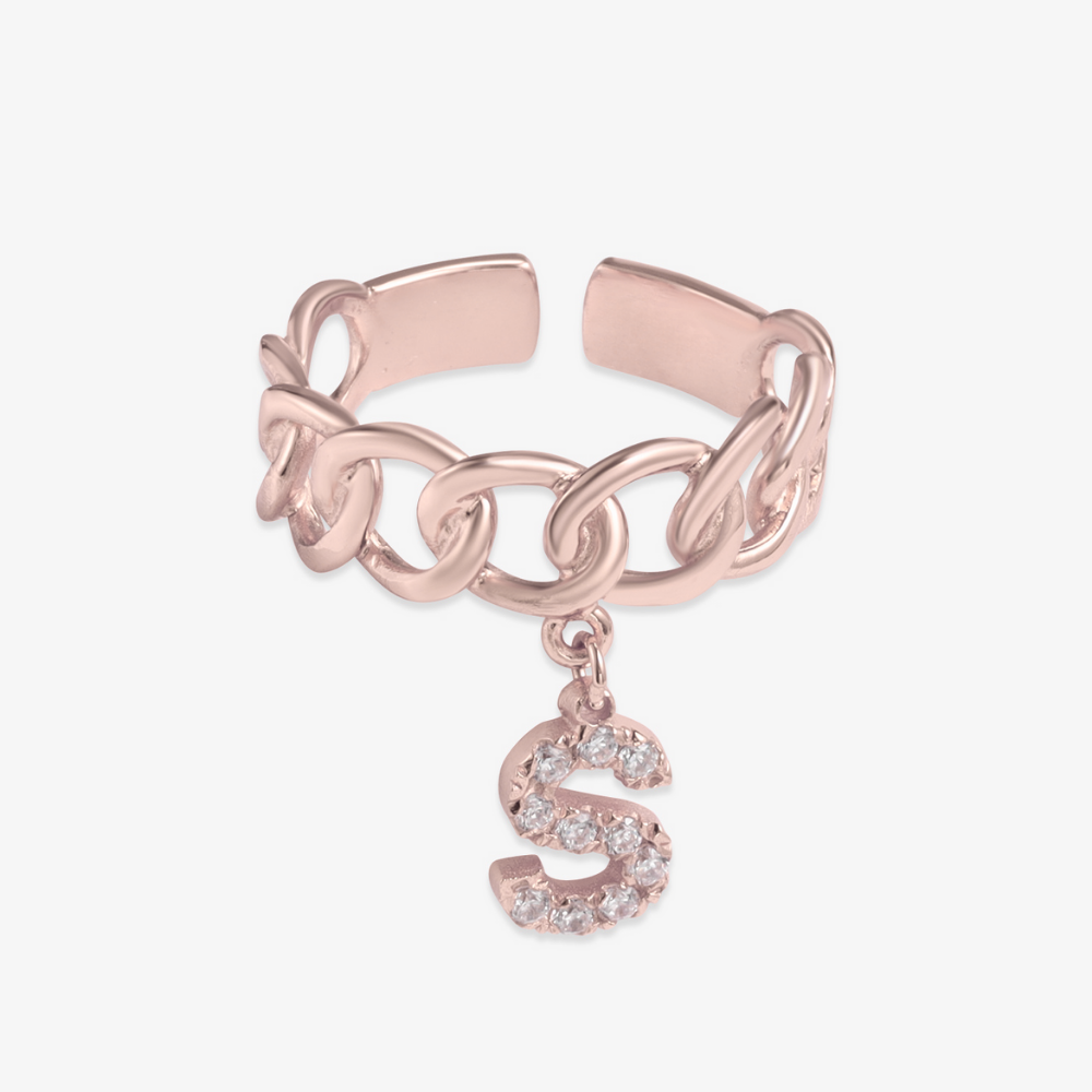 Personalized rose gold curb chain ring with hanging initial S adorned with crystals. High-quality 925 sterling silver.