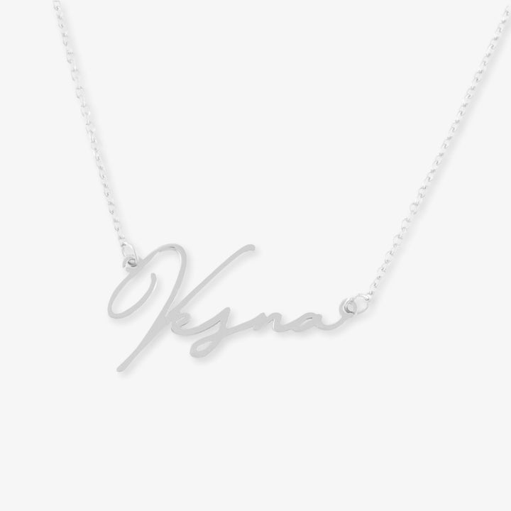 Personalized name necklace with extravagant script in 925 Sterling Silver, featuring an elegant and artistic design.