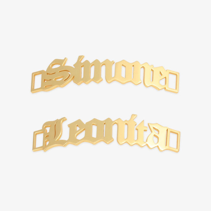 Gold personalized sneaker nameplates with names Simone and Leonita, adding individuality and style to shoes